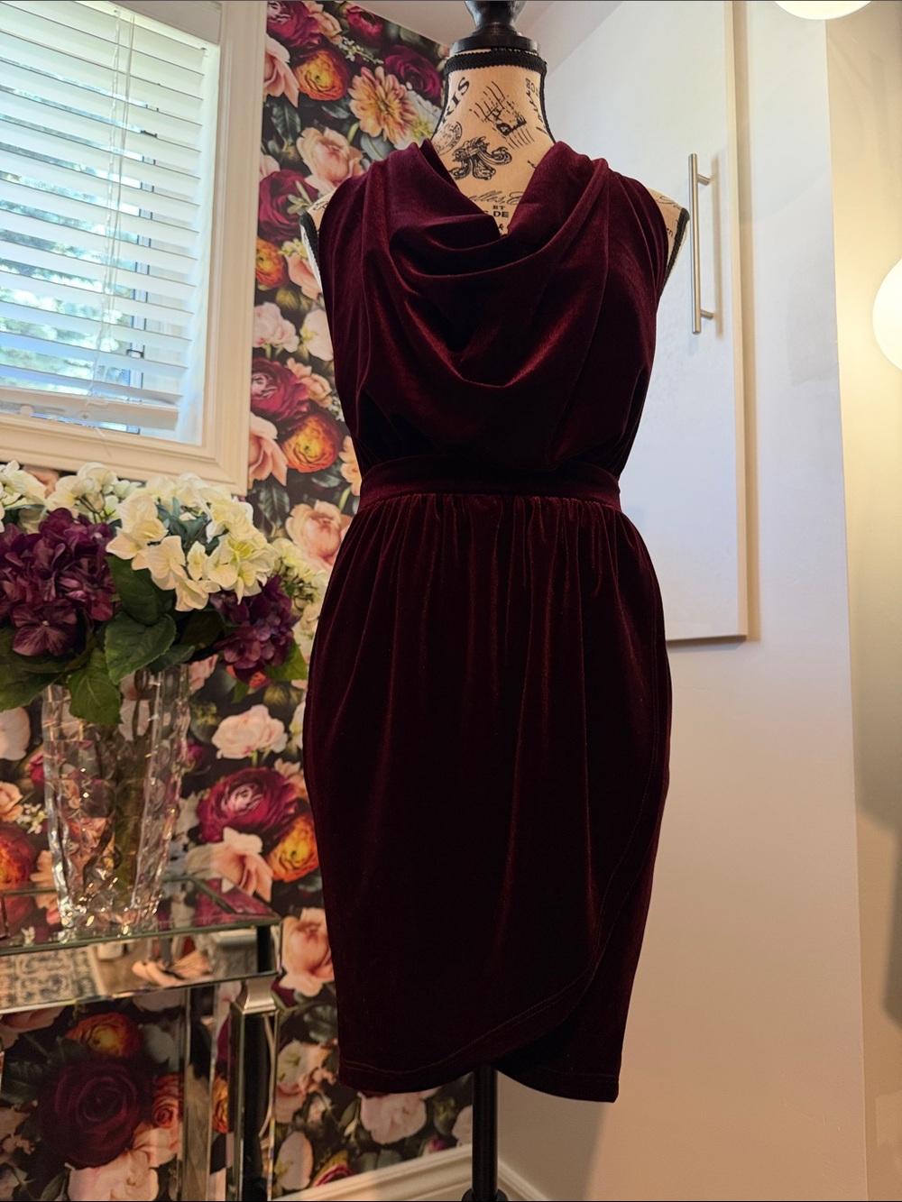 GORGEOUS, Velvet Midi Dress in Burgundy in size M
